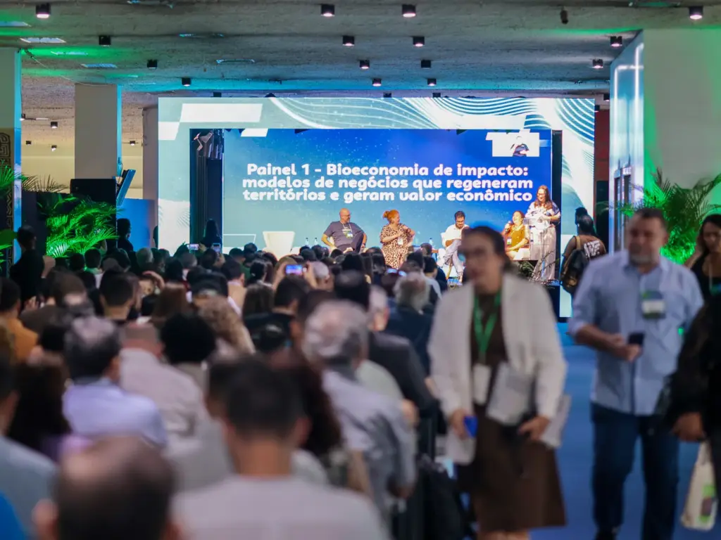 Painel sobre bioeconomia com plateia cheia, na 36ª Conferência Anprotec