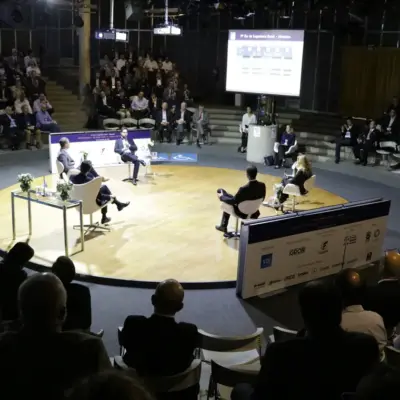 Simpósio da VDI Brasil, com plateia em torno do palco circular